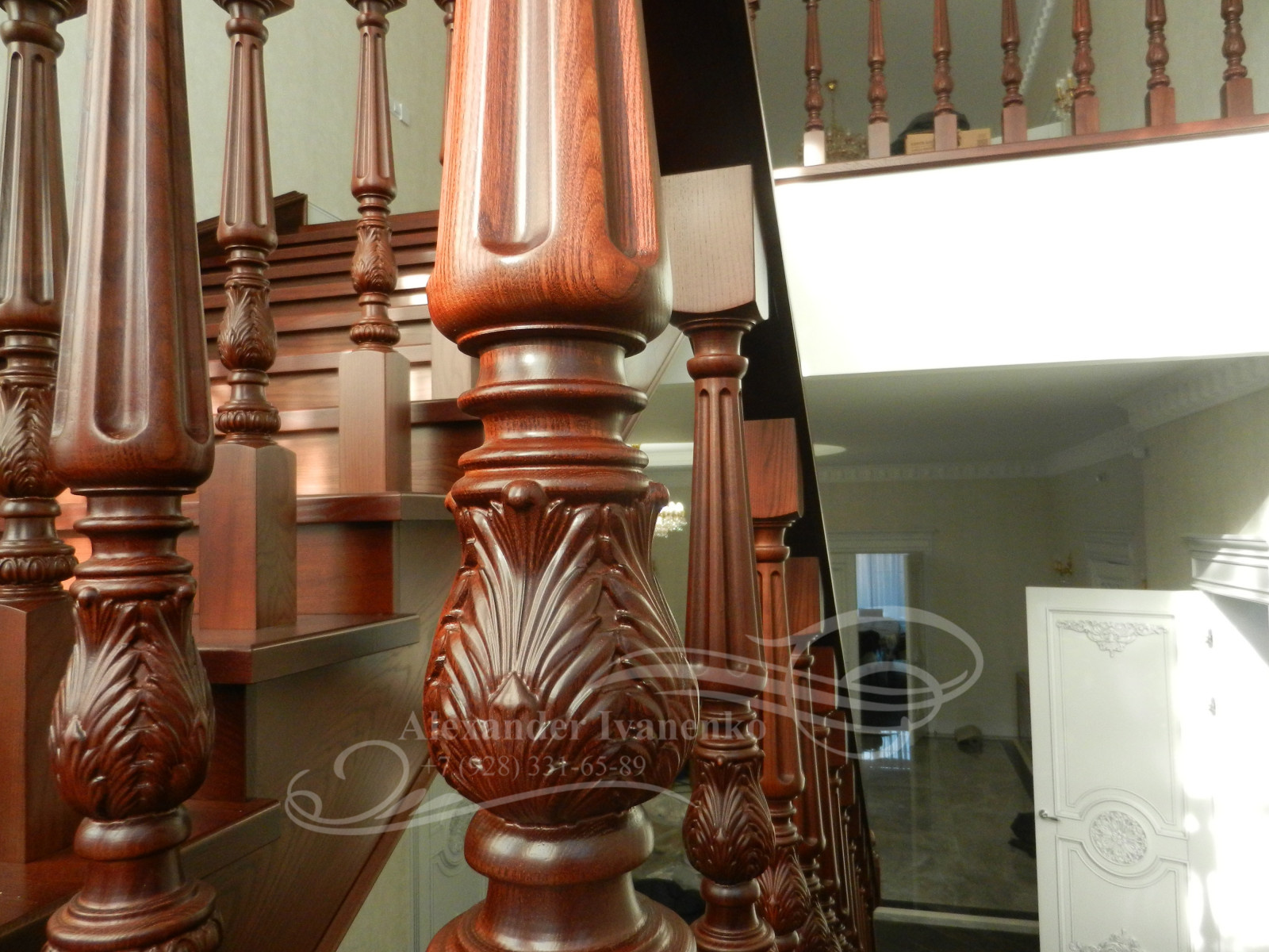 ЛЕСТНИЦА С РЕЗНЫМИ ЭЛЕМЕНТАМИ