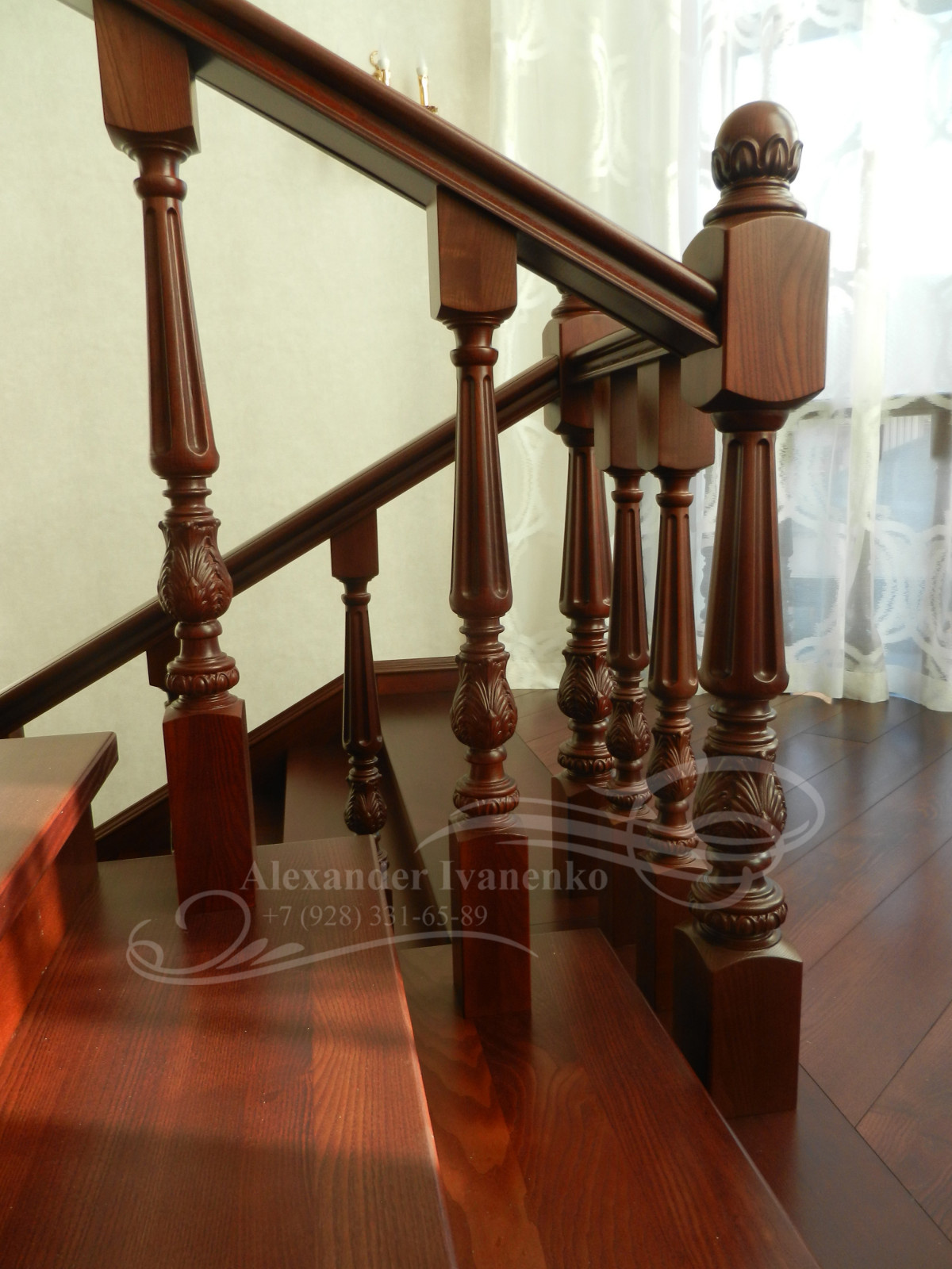 ЛЕСТНИЦА С РЕЗНЫМИ ЭЛЕМЕНТАМИ