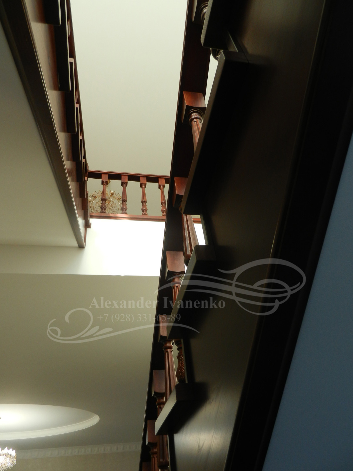 ЛЕСТНИЦА С РЕЗНЫМИ ЭЛЕМЕНТАМИ