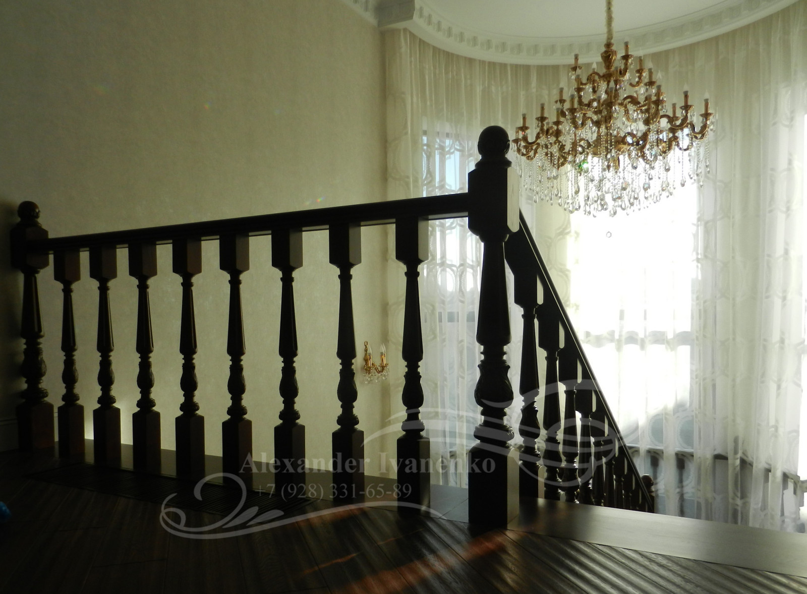 ЛЕСТНИЦА С РЕЗНЫМИ ЭЛЕМЕНТАМИ