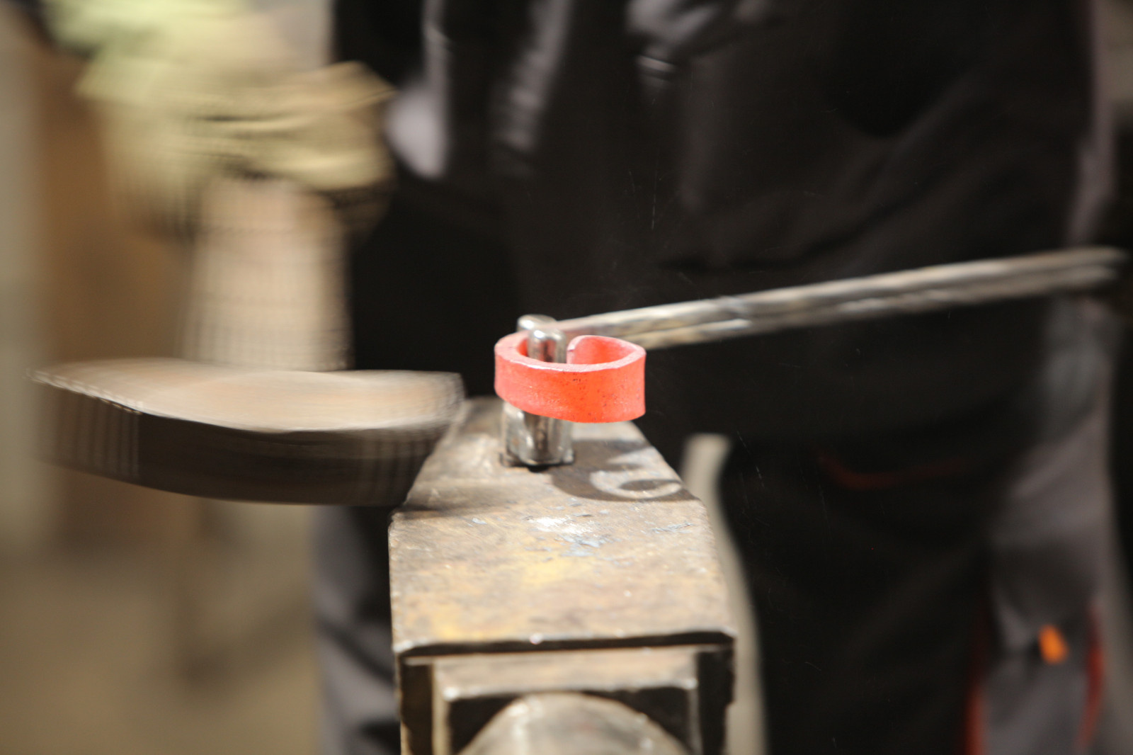 Авторский кованый МАНГАЛ "СОБАКА БИАТЛОНИСТ"