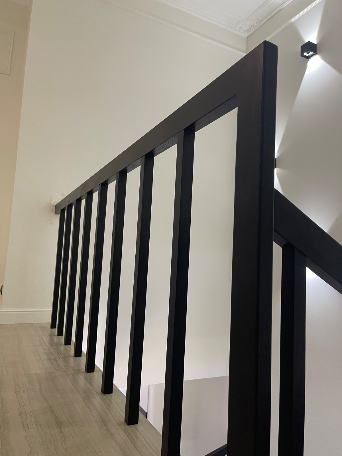 Стильная Лестница с квадратными балясинами