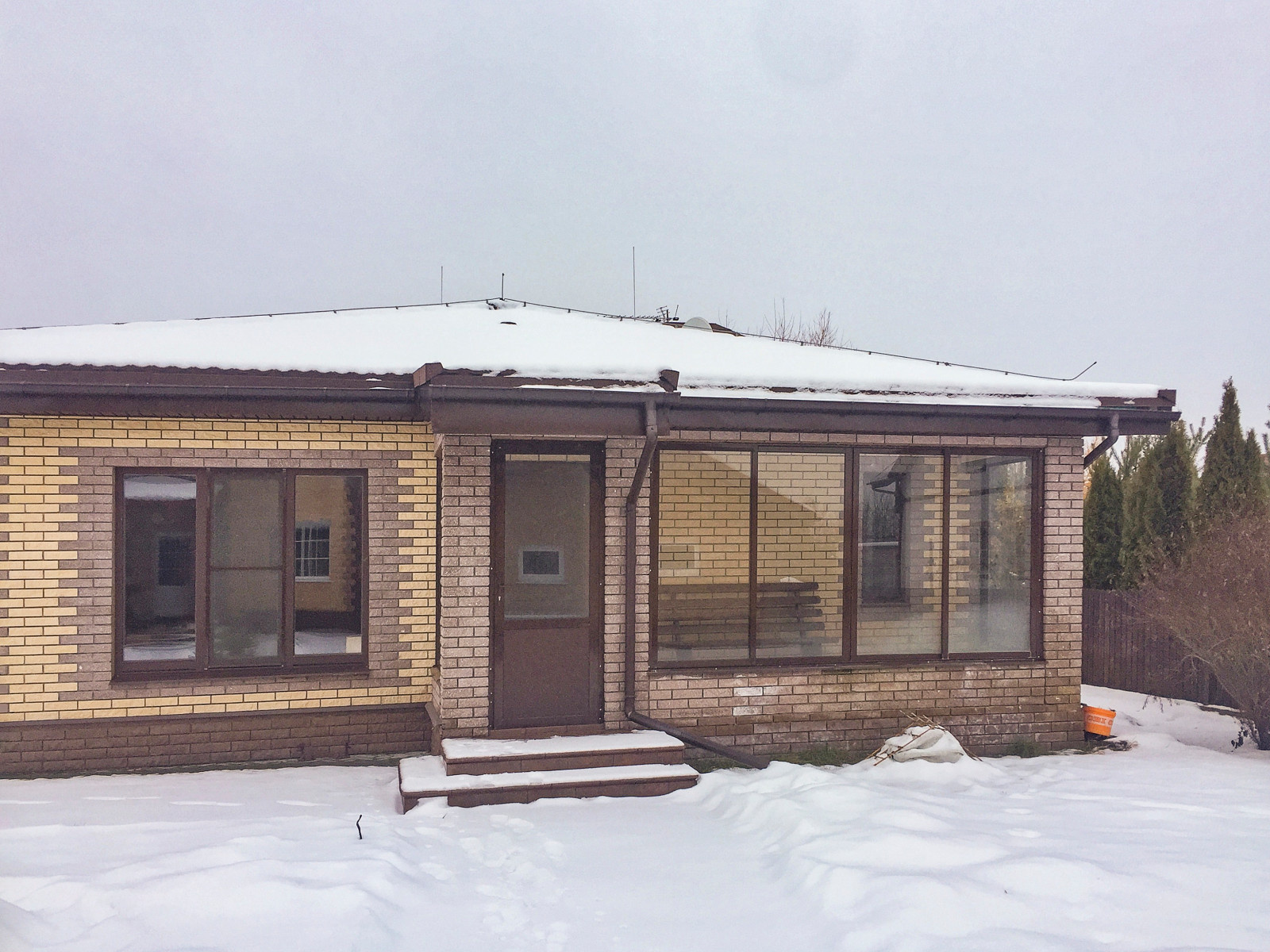 Остекление загородного дома, окна из лиственницы 1-го сорта.