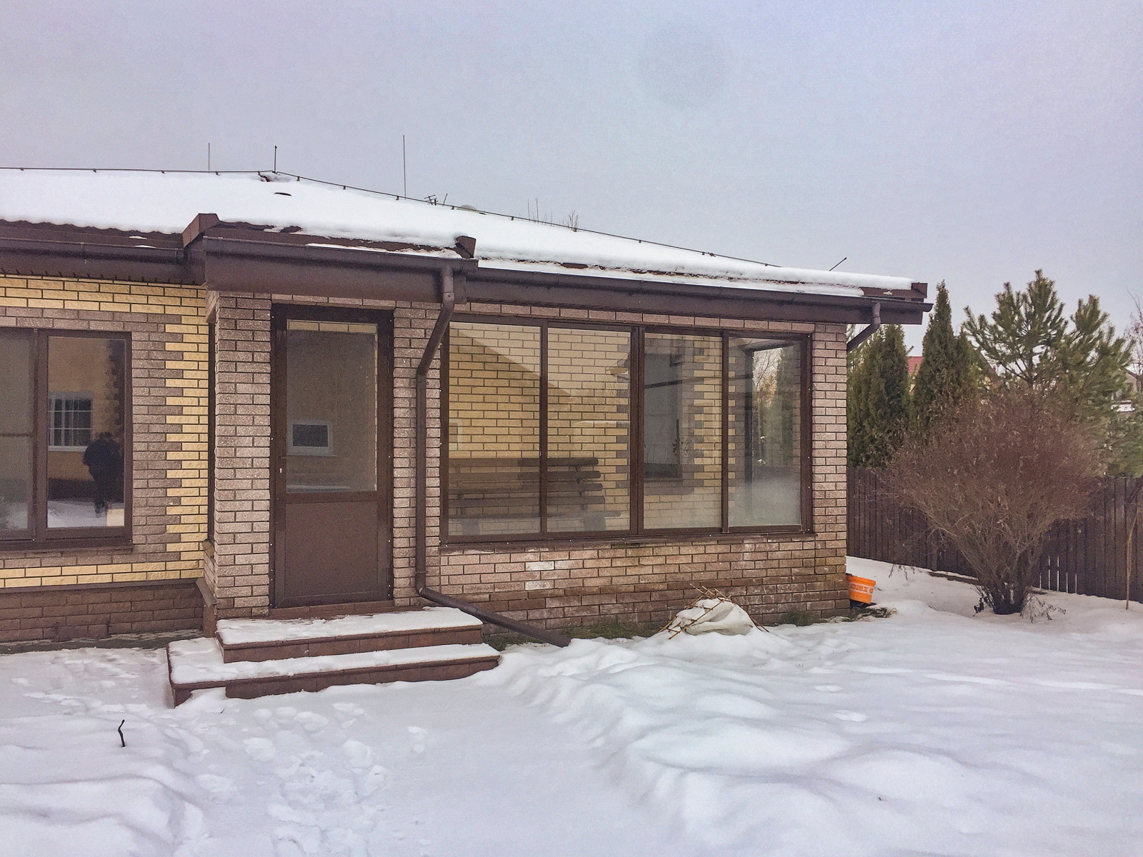 Остекление загородного дома, окна из лиственницы 1-го сорта.