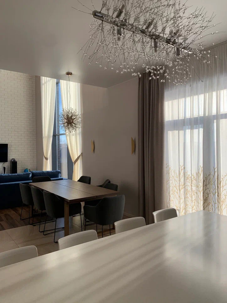 Шторы для загородного дома с высокими окнами