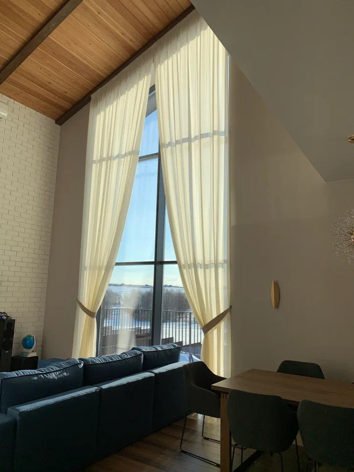 Шторы для загородного дома с высокими окнами