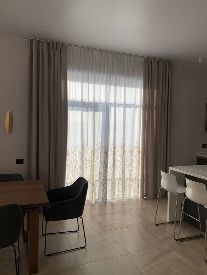 Шторы для загородного дома с высокими окнами