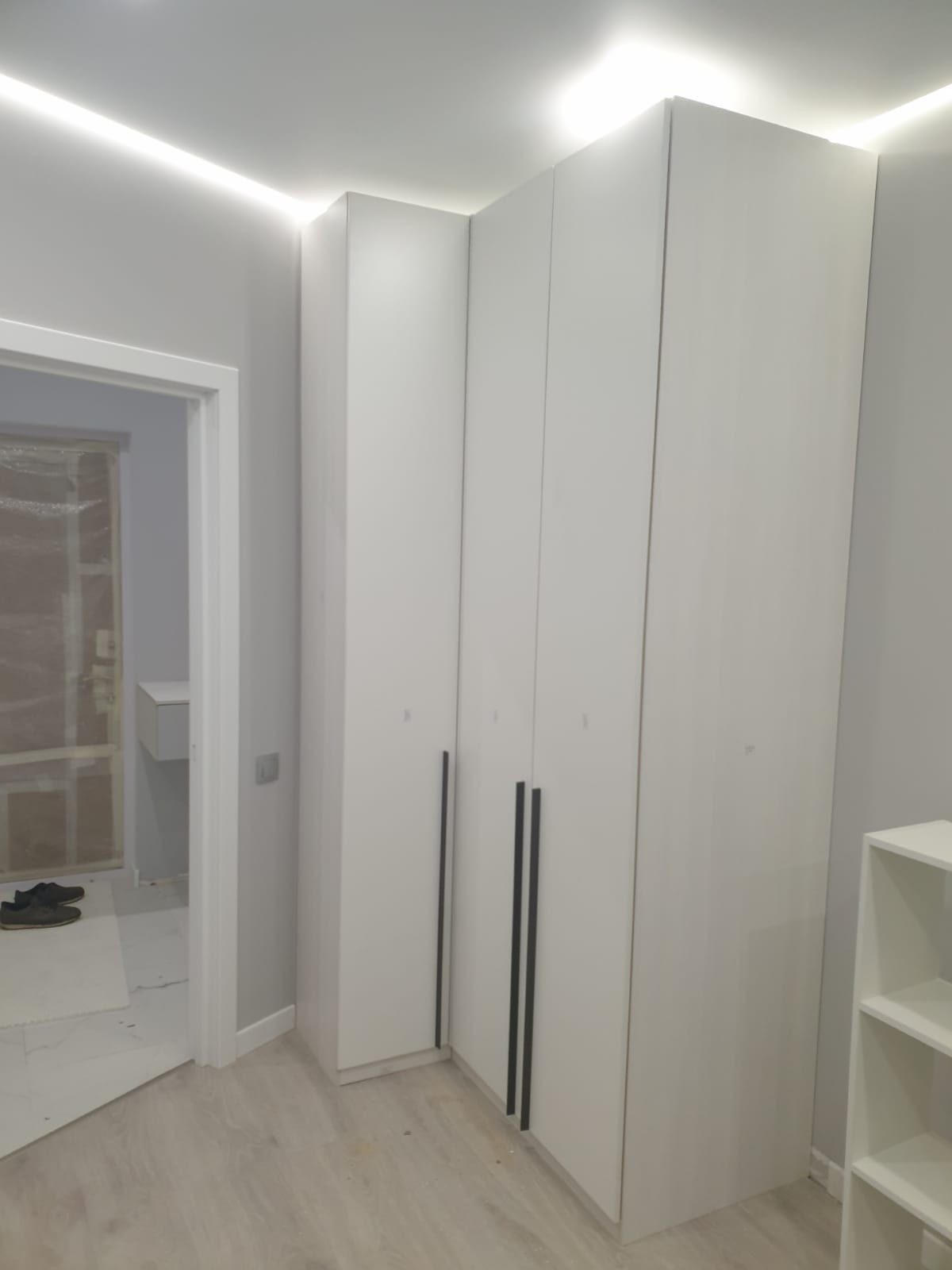 Стильный шкаф с ручками титан