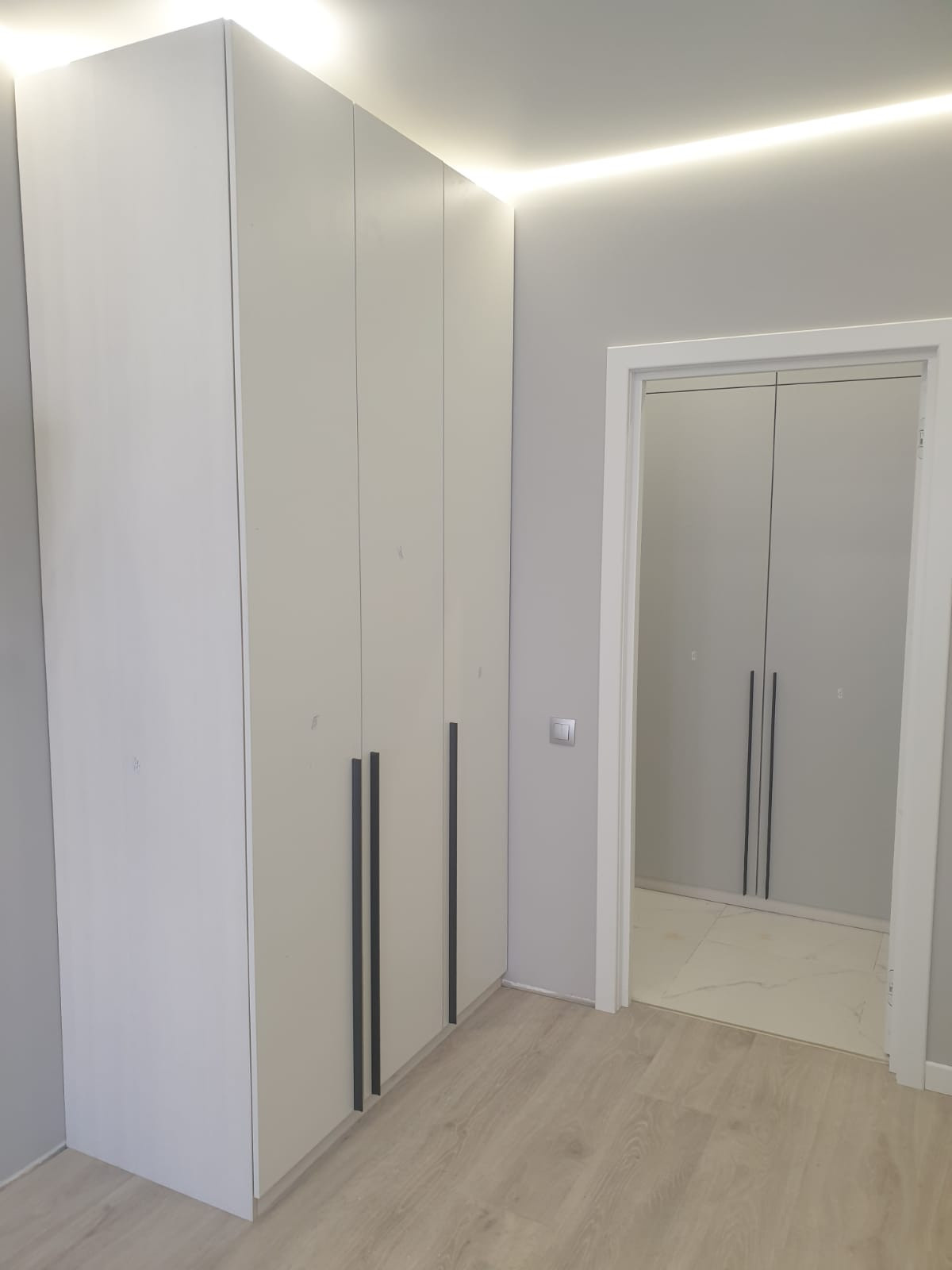 Стильный шкаф с ручками титан