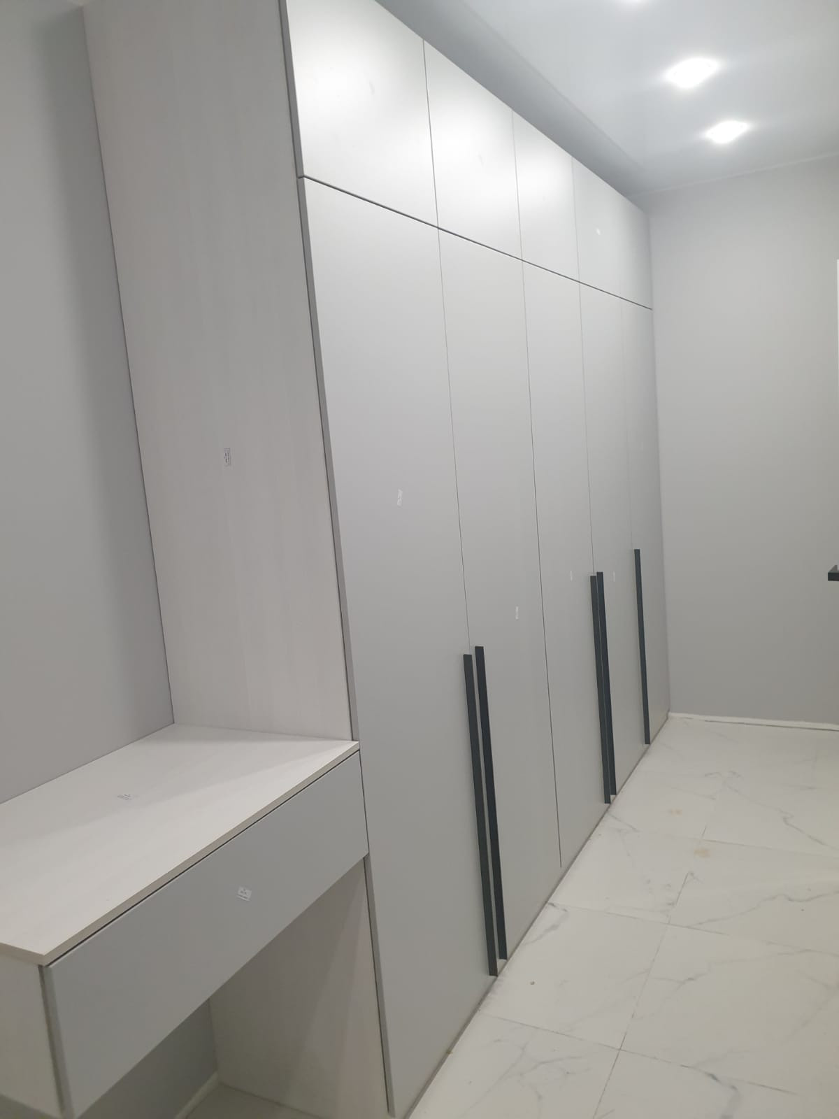 Стильный шкаф с ручками титан