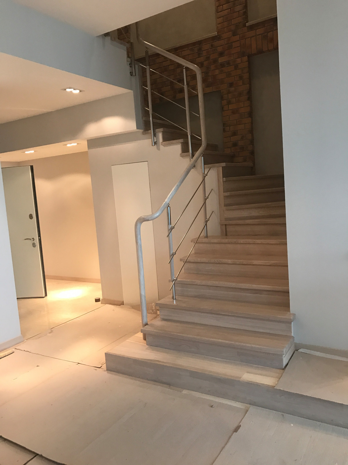 Отделка бетонной лестницы с нержавейкой