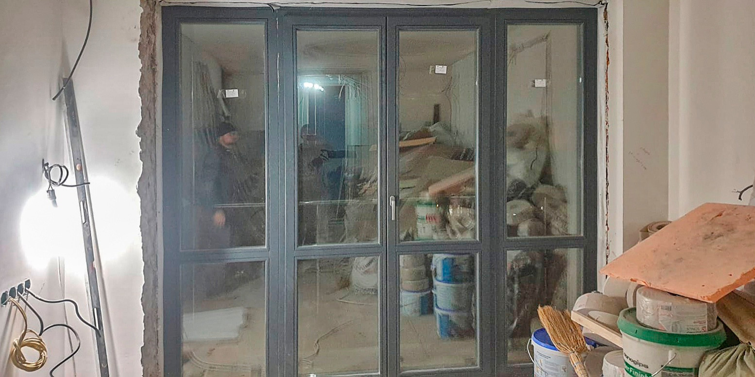 Балконные двери из лиственницы без шипа, цвет 7024 по RAL.