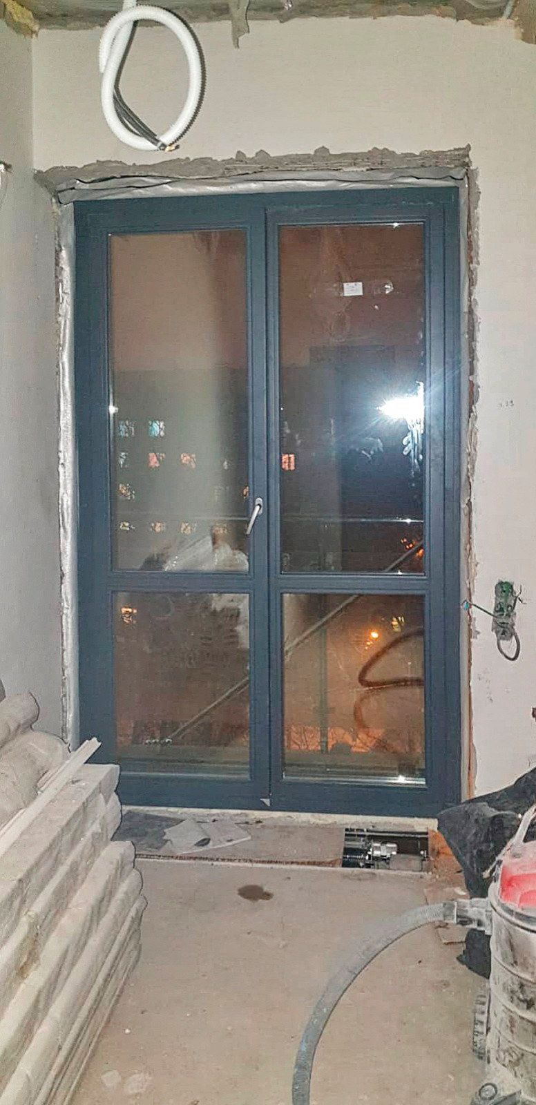 Балконные двери из лиственницы без шипа, цвет 7024 по RAL.