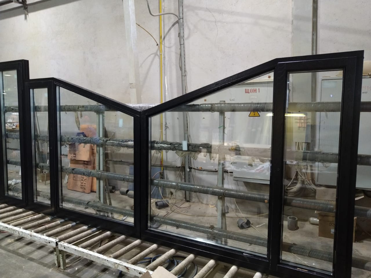 Черные окна