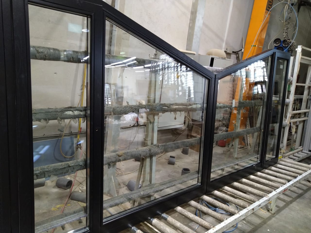 Черные окна