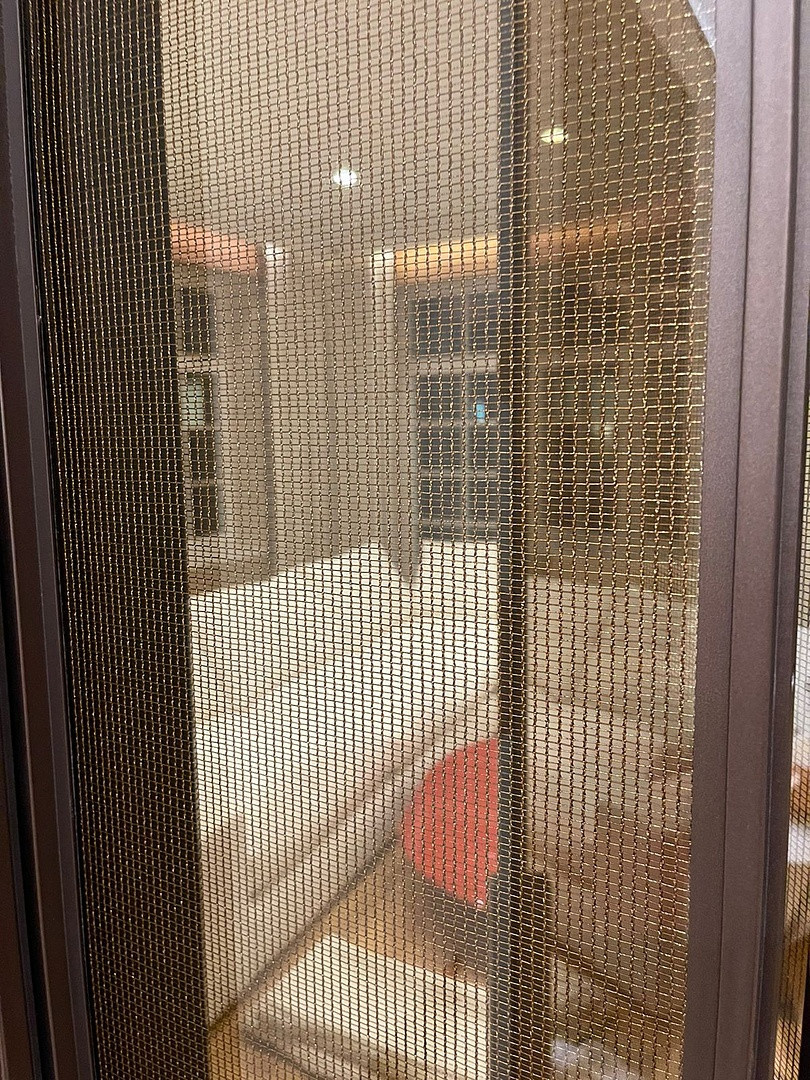 Декоративный триплекс с сеткой в жилом интерьере