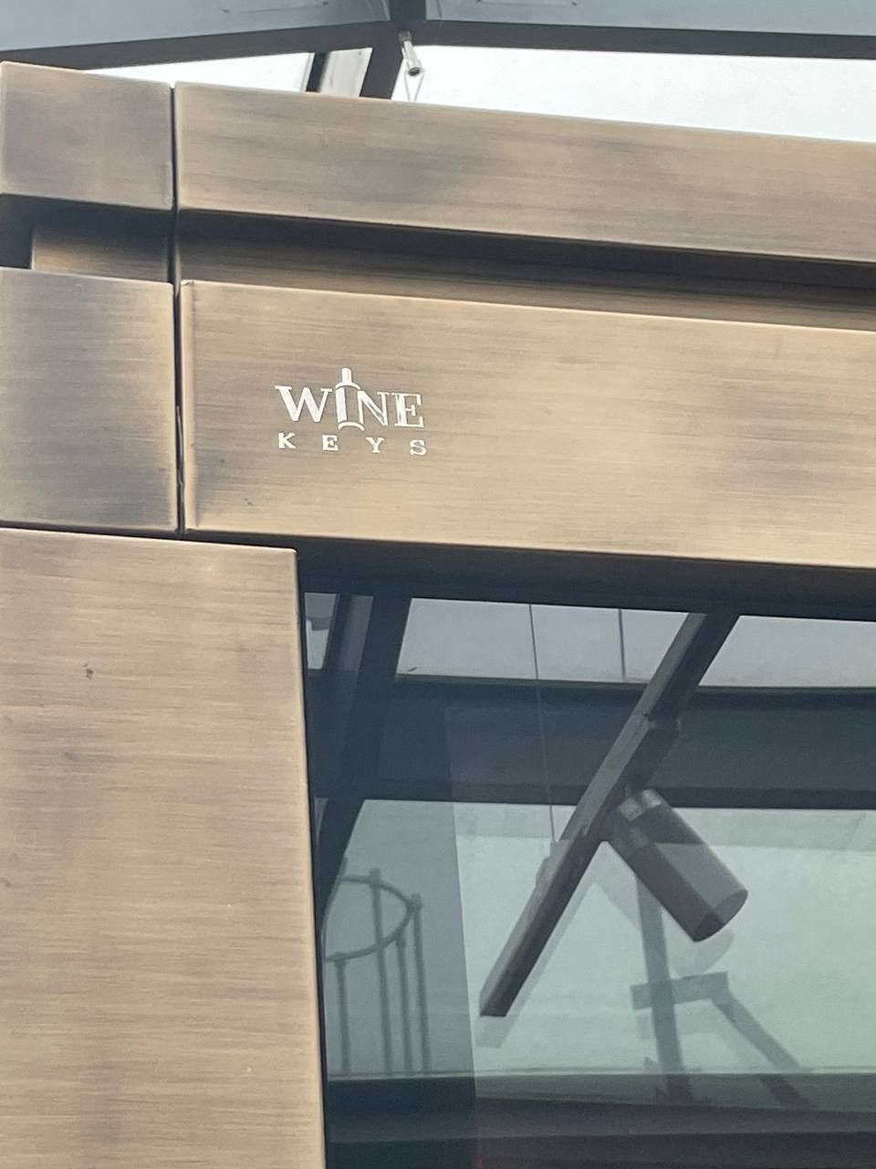 Винная витрина для ресторана на заказ