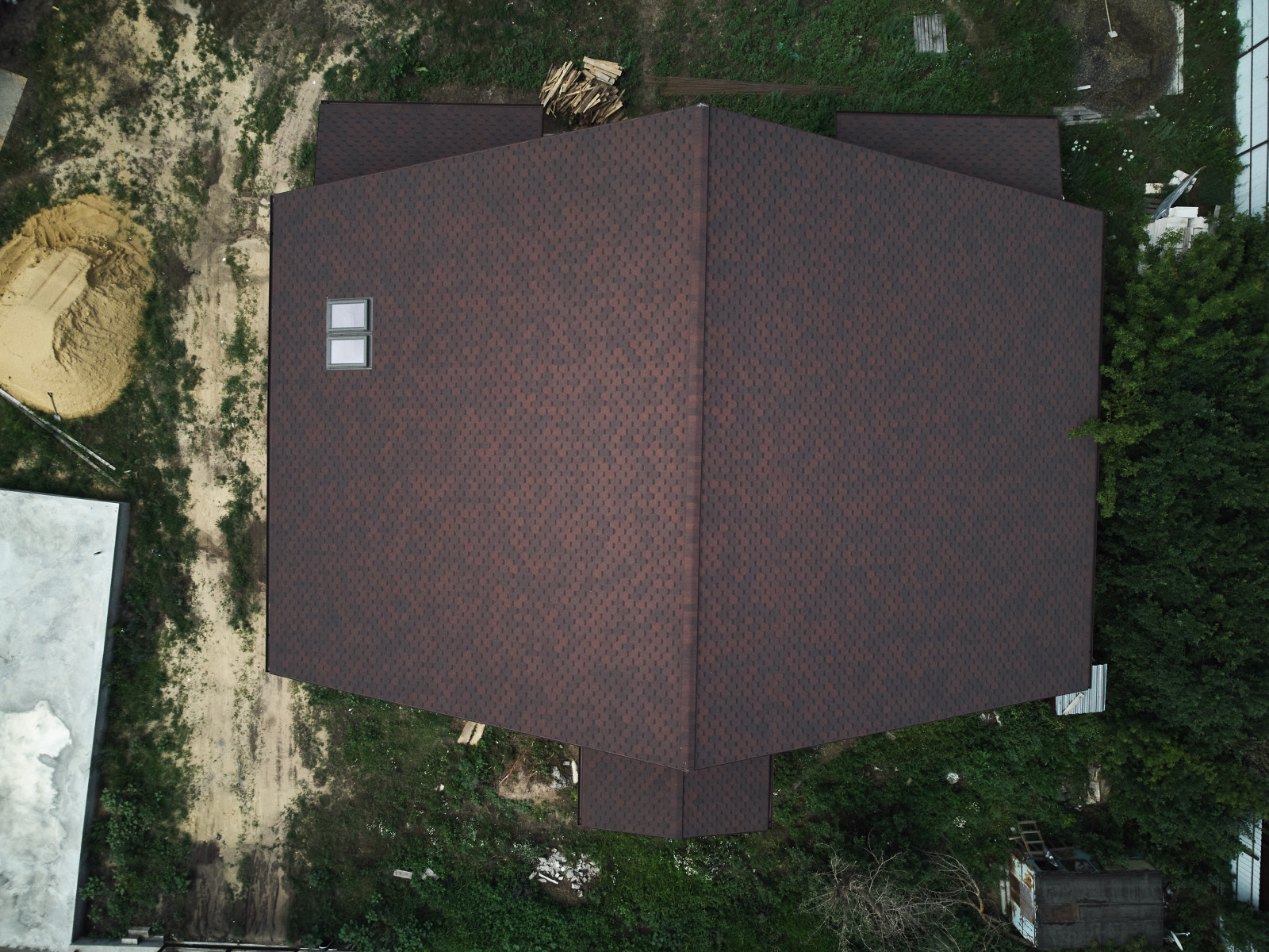 Кровля и мансардные окна: замер и расчёт, поставка и монтаж материалов.