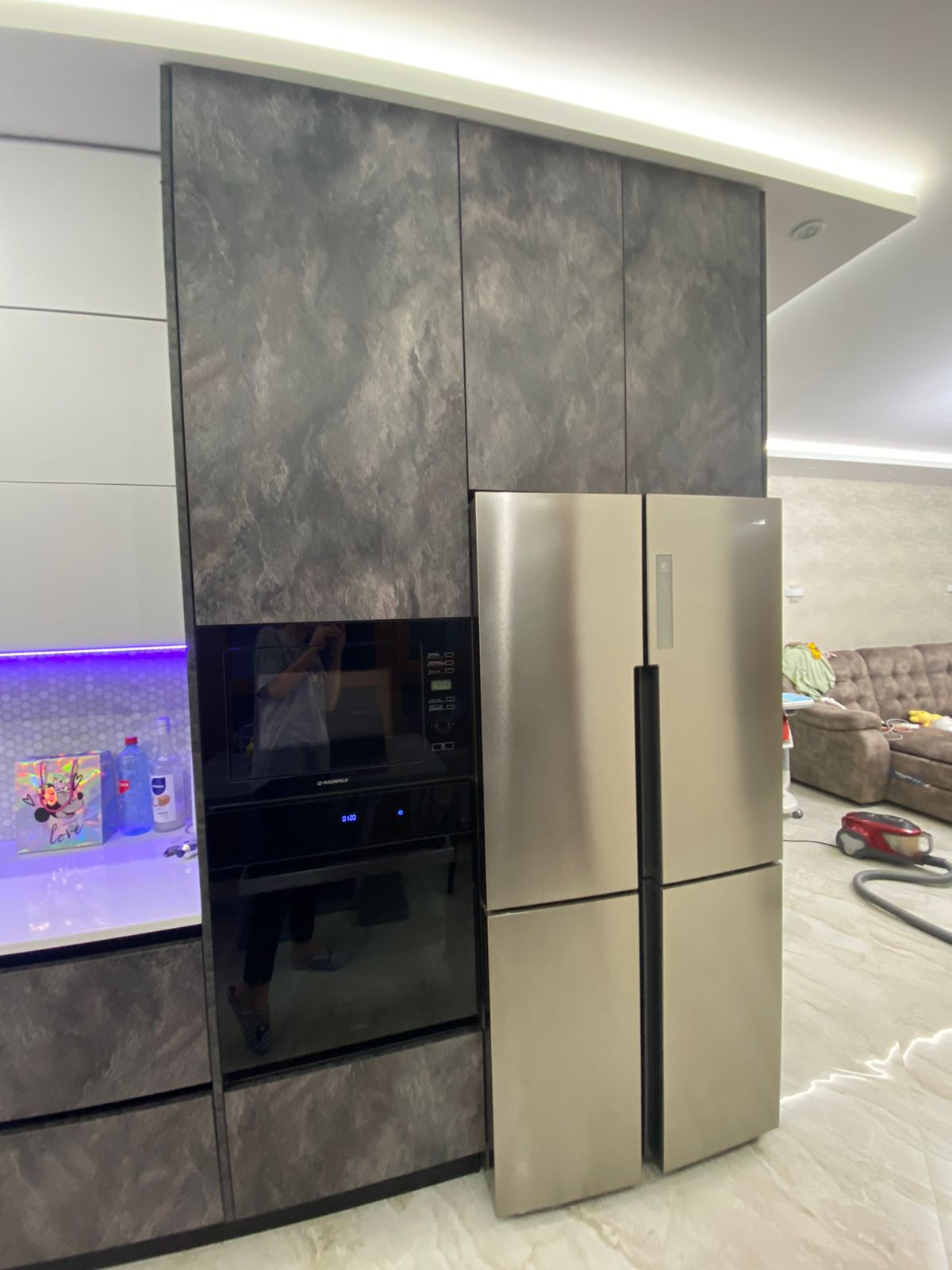 Угловая кухня в сером и черном цвете в стиле лофт