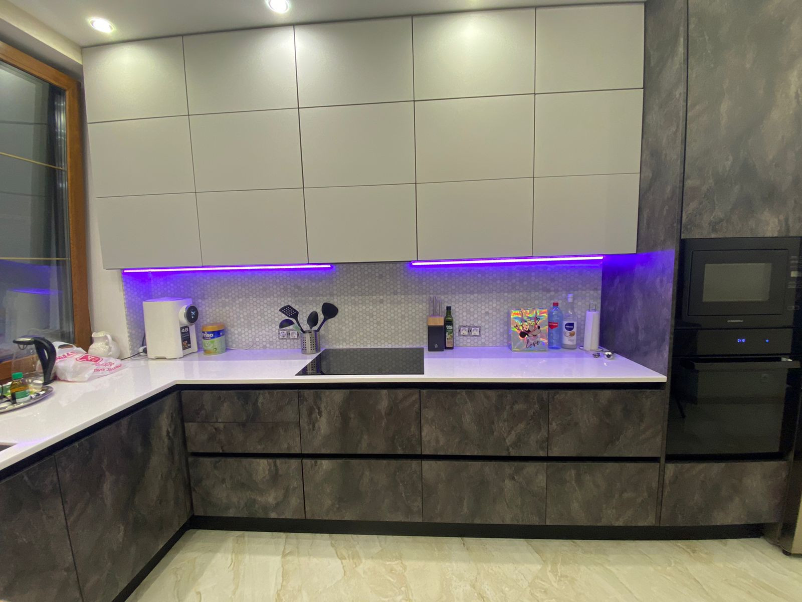 Угловая кухня в сером и черном цвете в стиле лофт