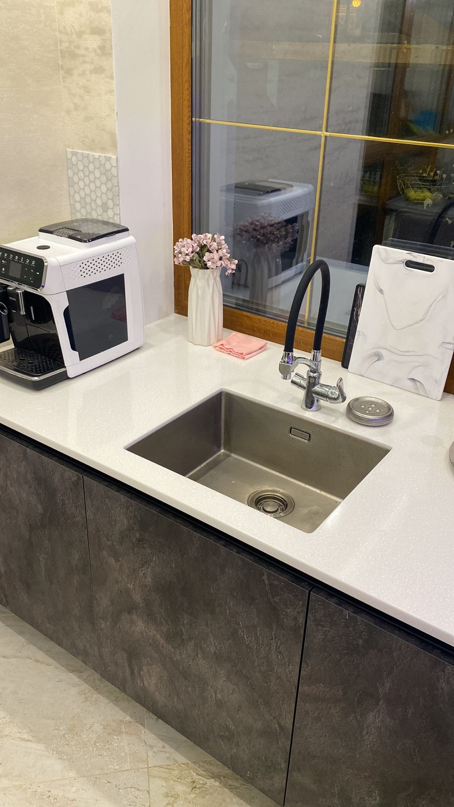 Угловая кухня в сером и черном цвете в стиле лофт