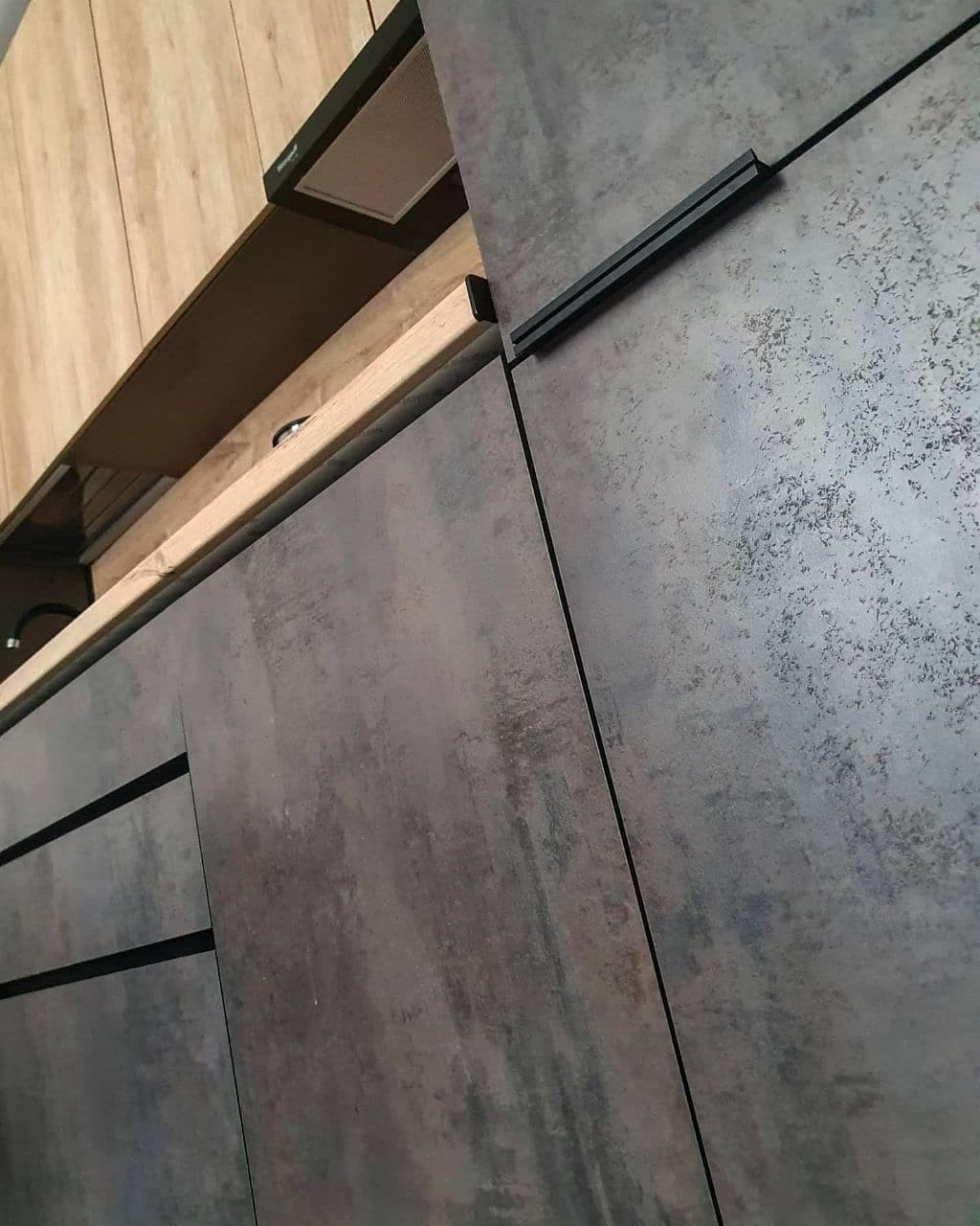 Встроенная прямая кухня под потолок в стиле лофт