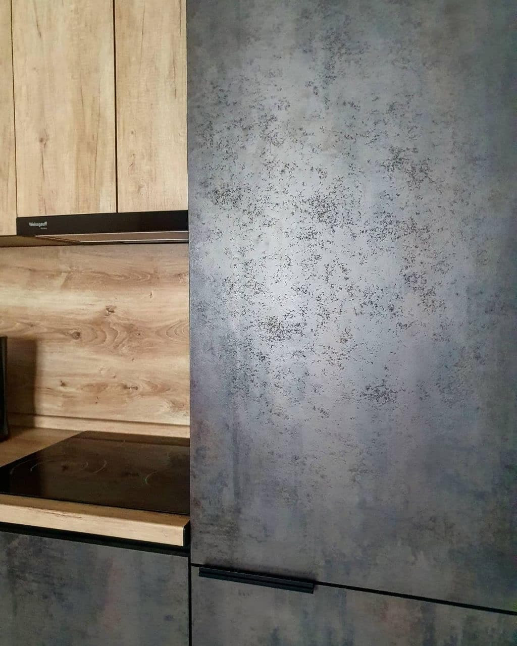 Встроенная прямая кухня под потолок в стиле лофт