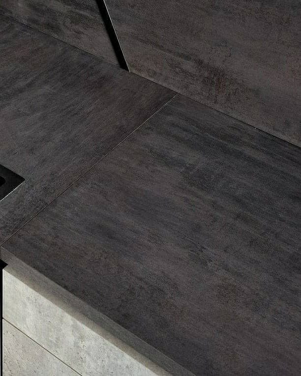 Дизайнерская угловая кухня серого цвета в стиле лофт с барной стойкой