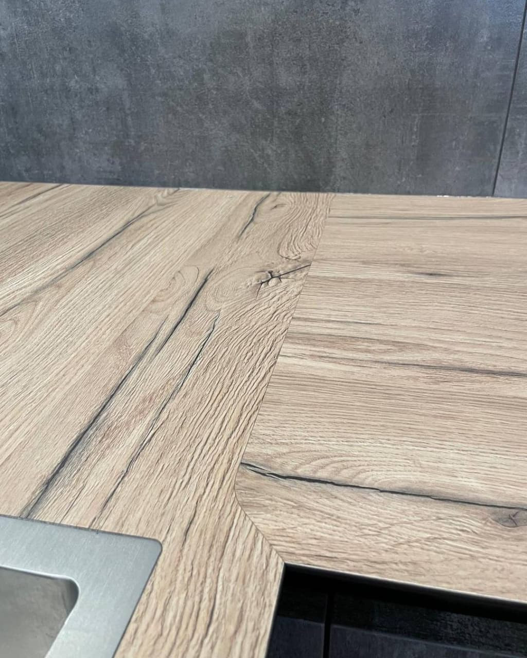 Большая угловая встроенная кухня в черном и коричневом цвете с витриной