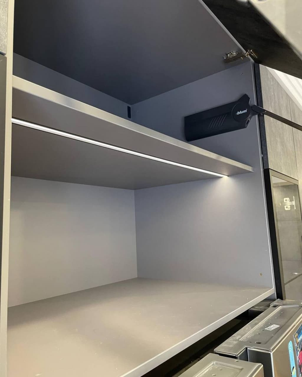 Большая угловая встроенная кухня в черном и коричневом цвете с витриной