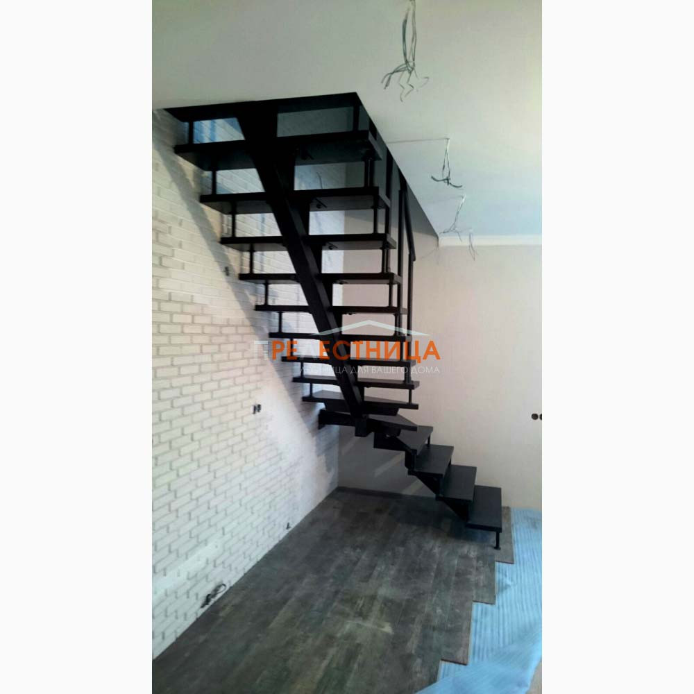 Лестница на центральном косоуре Ассоль 48