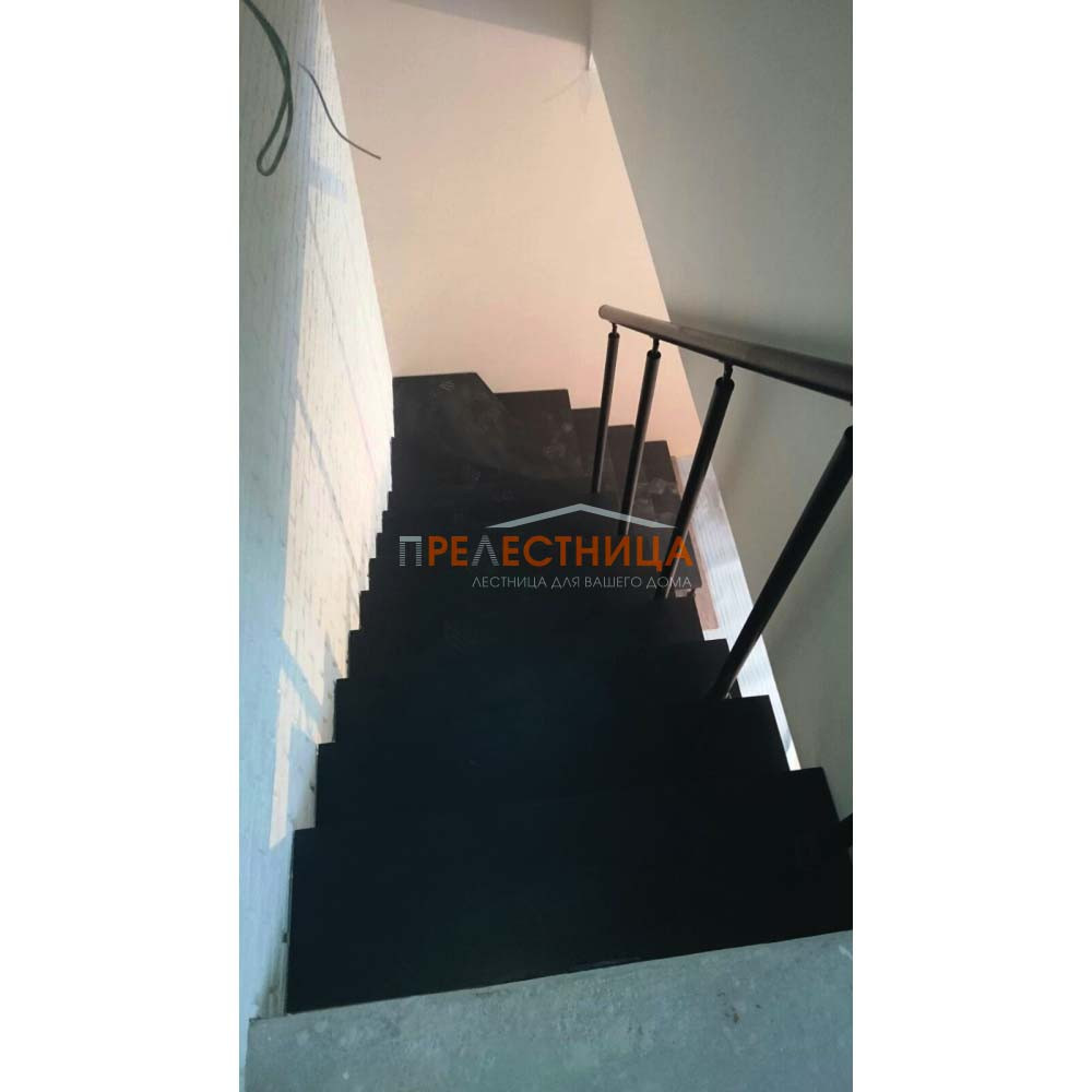 Лестница на центральном косоуре Ассоль 48