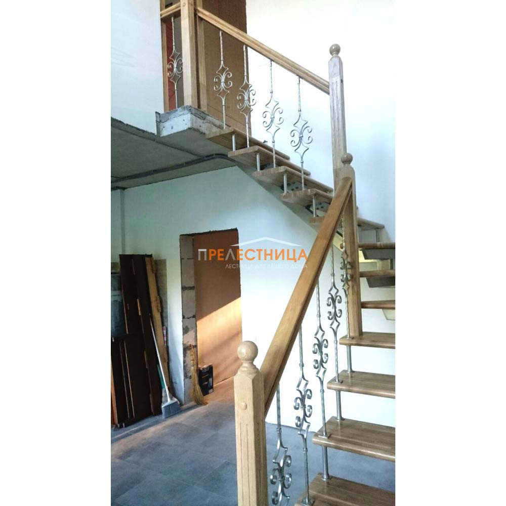 Лестница на второй этаж с ковкой