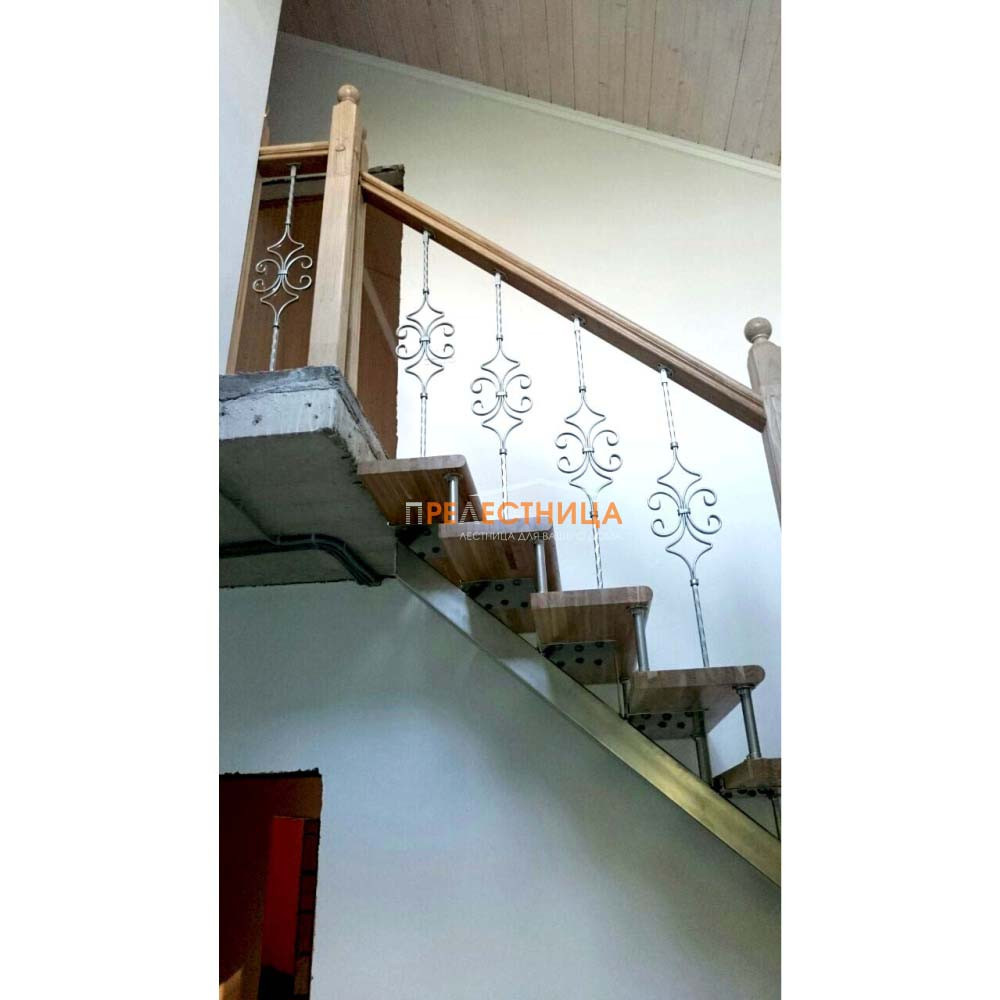 Лестница на второй этаж с ковкой
