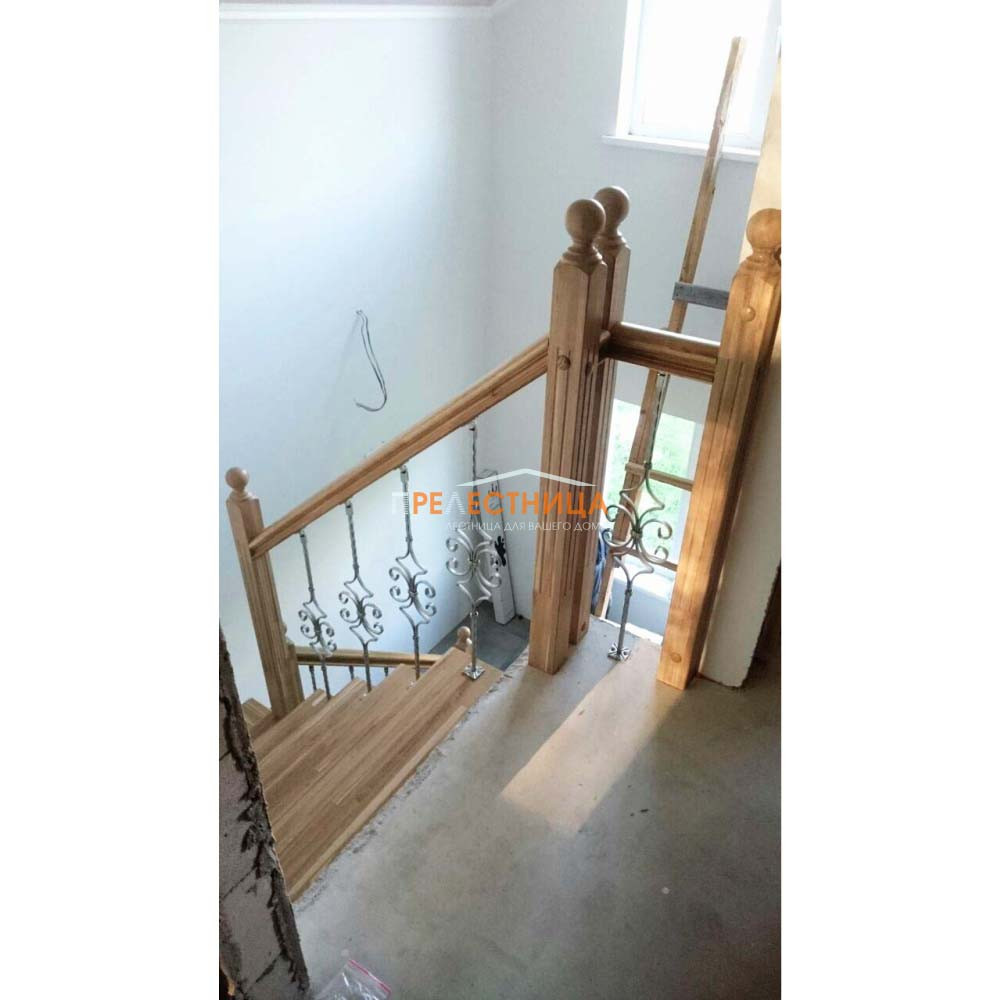 Лестница на второй этаж с ковкой
