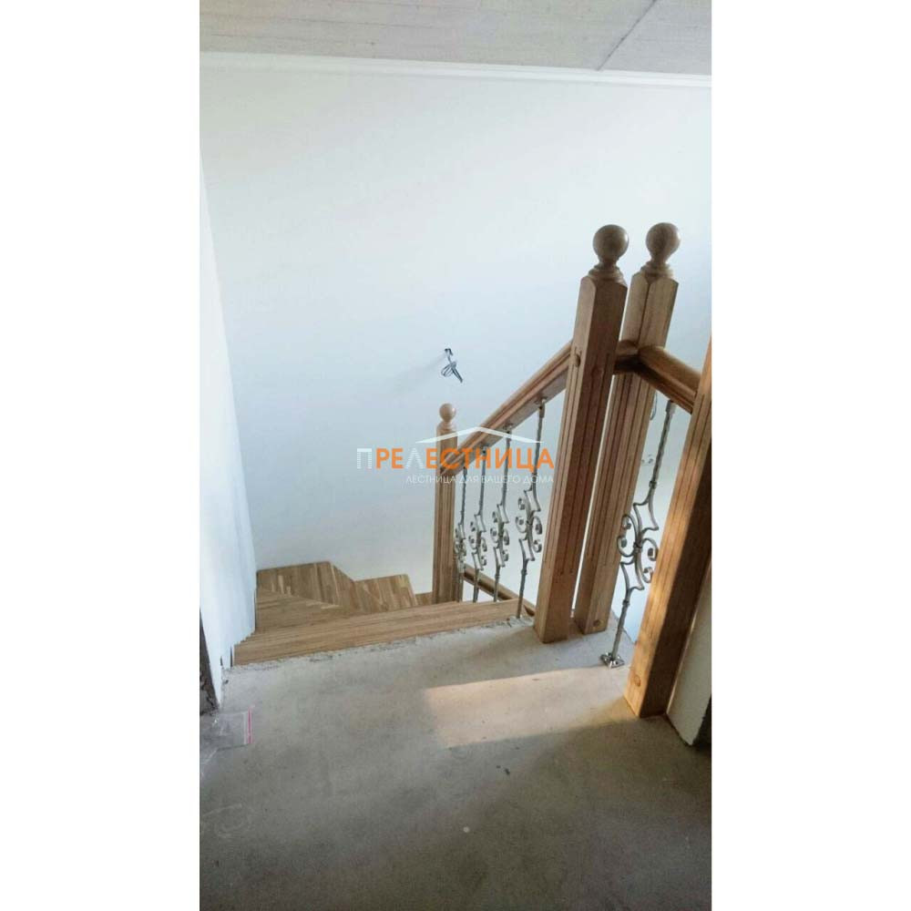 Лестница на второй этаж с ковкой
