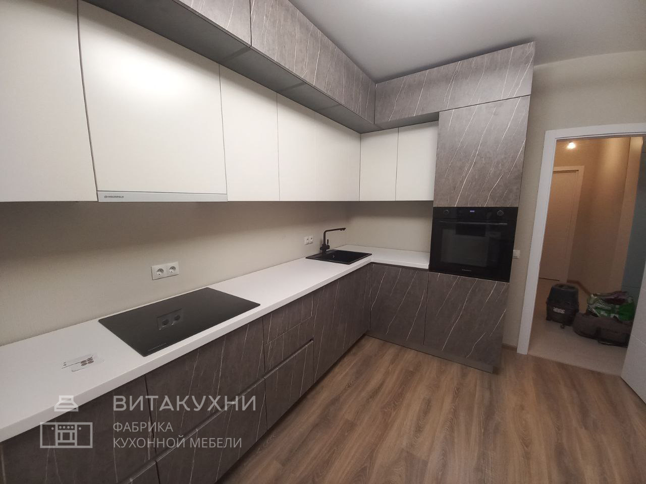 Угловая кухня с антресолями
