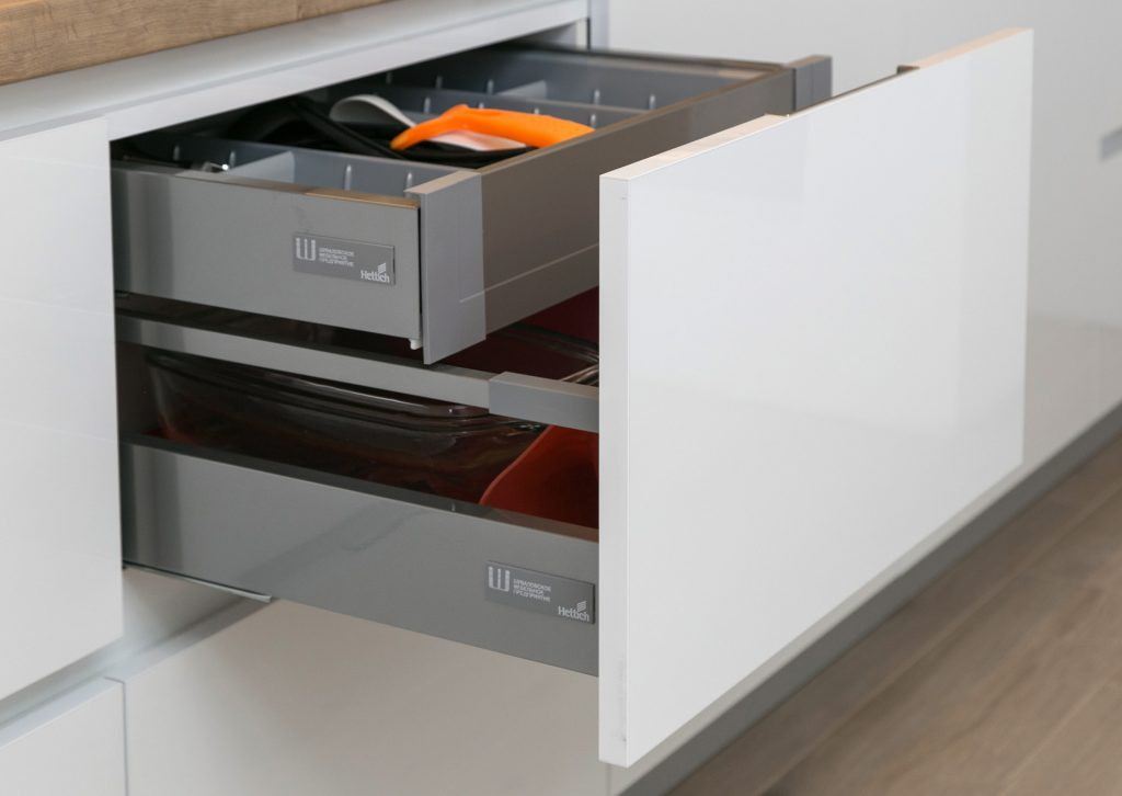 Белая глянцевая кухня с деревянными светлыми фасадами