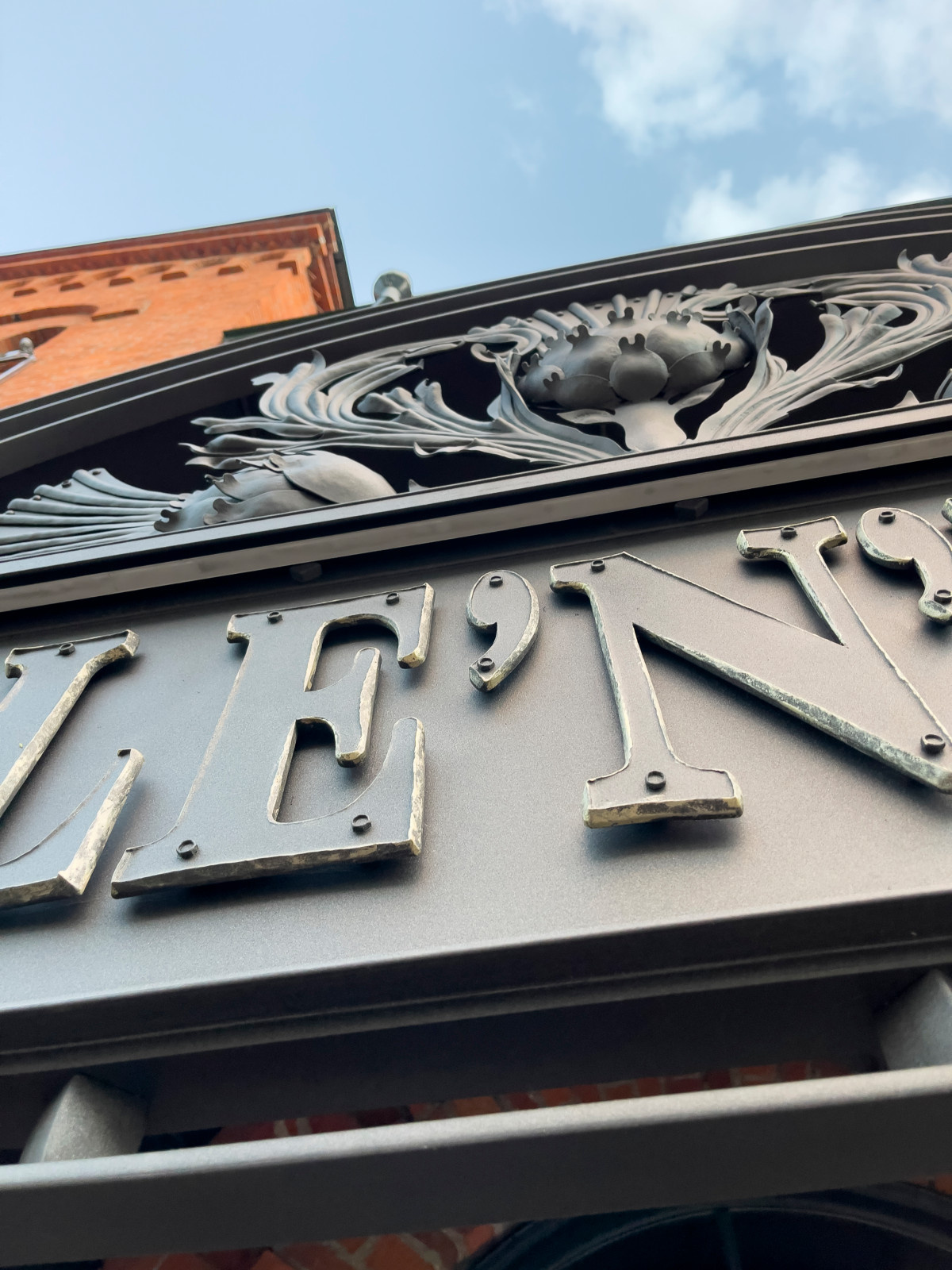 Козырек паба в "Депо" Apple & Perry Pub