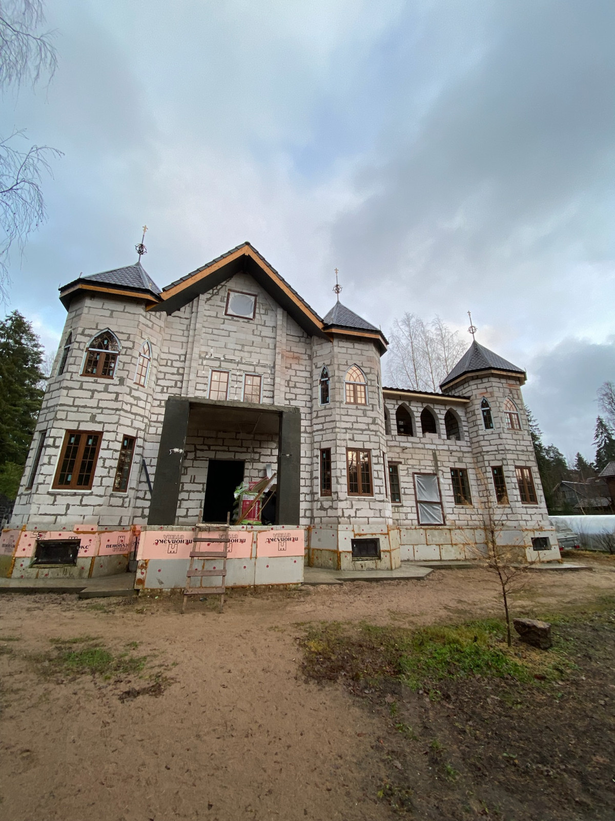 Дом в готическом стиле