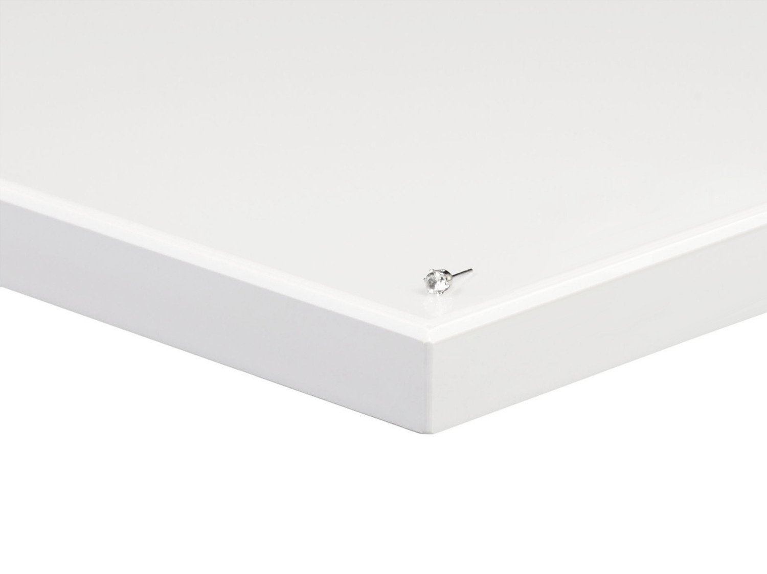 Белая кухня с белой столешницей