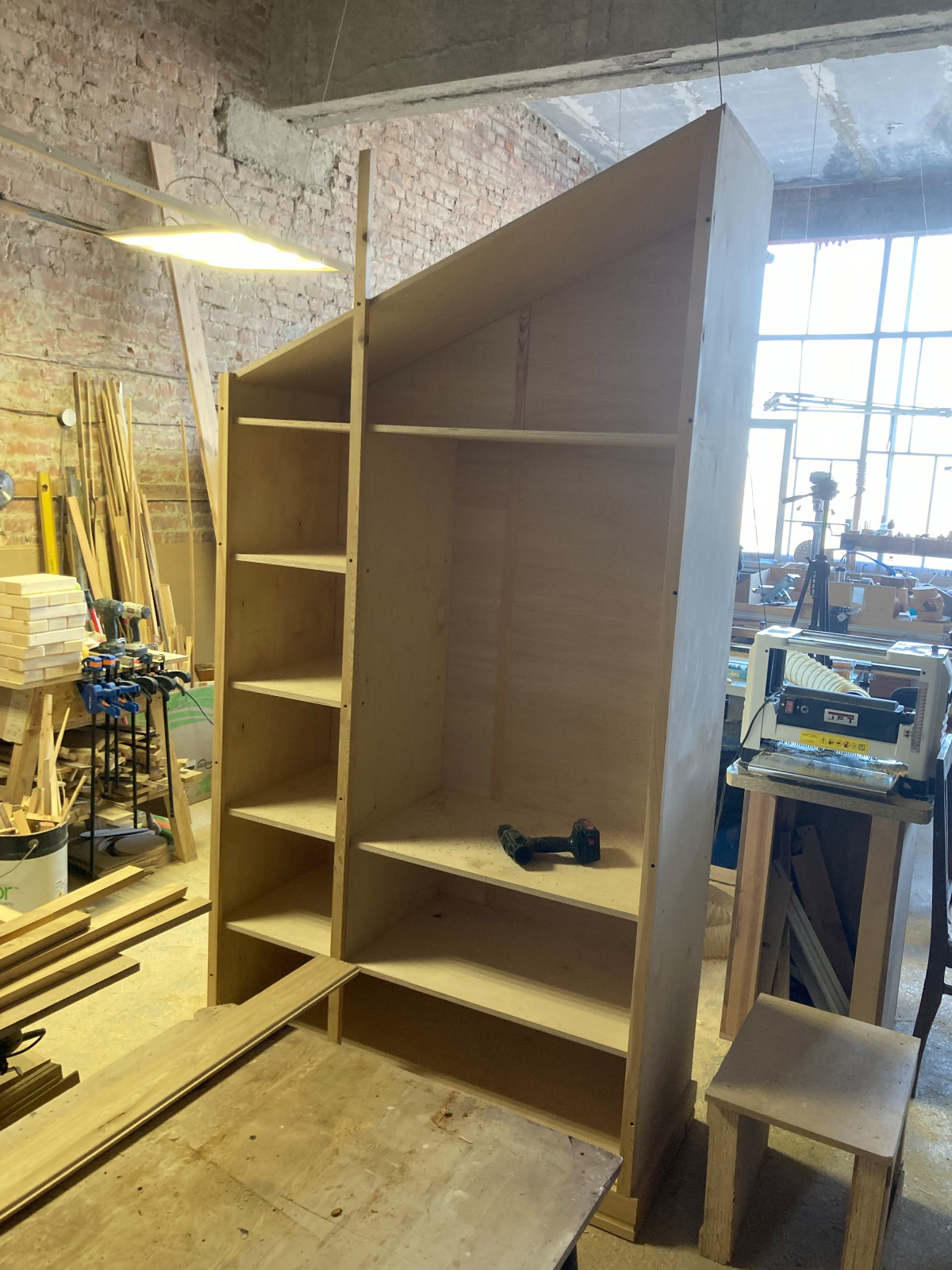 Шкаф под крышу.