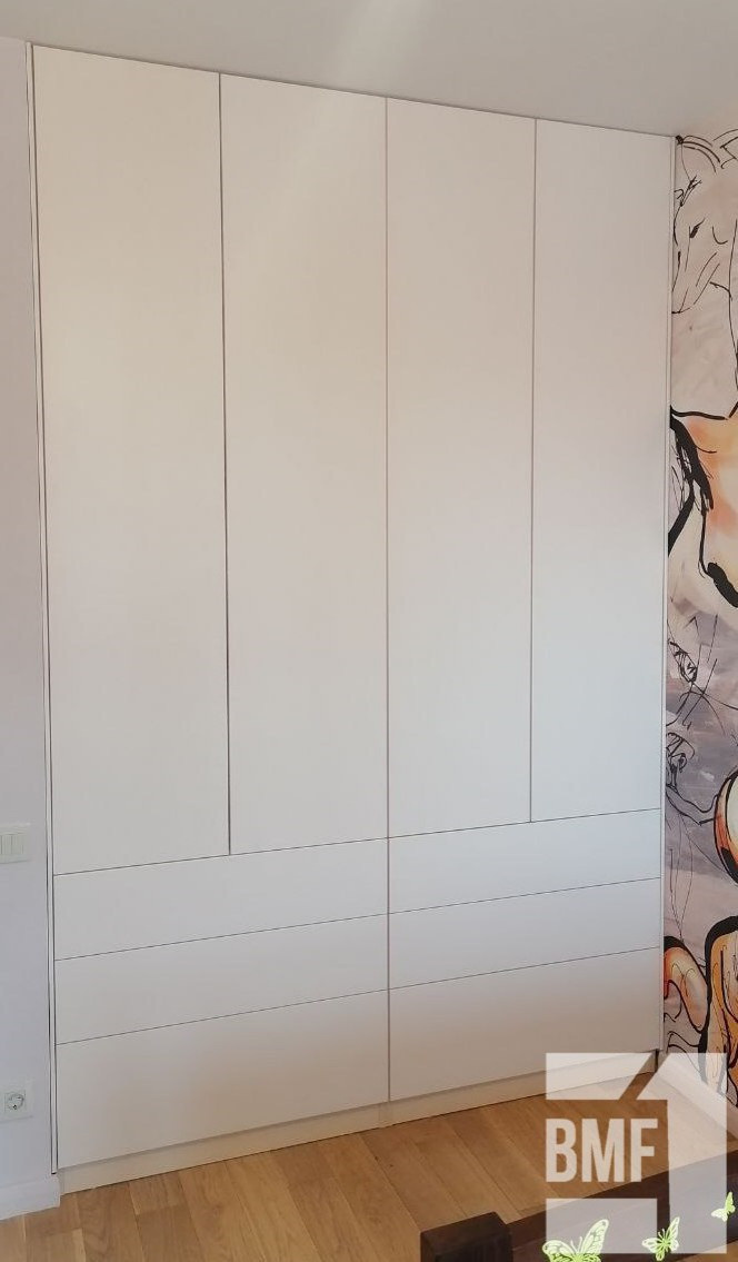 Распашной шкаф