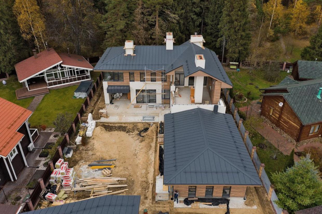 Дом с бассейном и верандой с камином