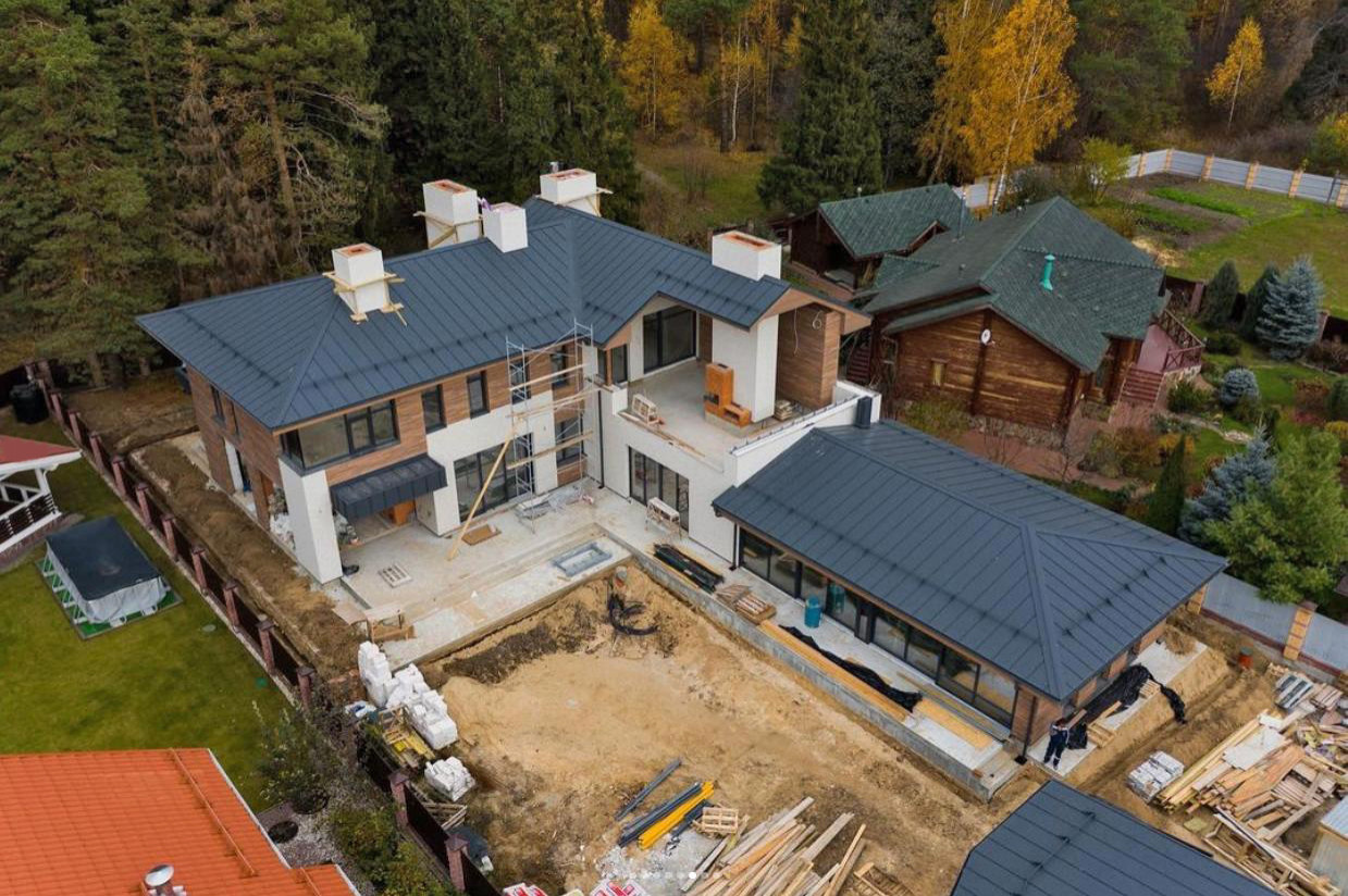 Дом с бассейном и верандой с камином