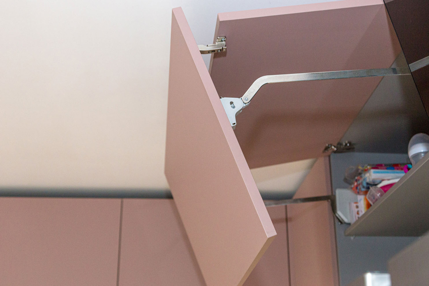 Матовая кухня с серыми и розовыми фасадами