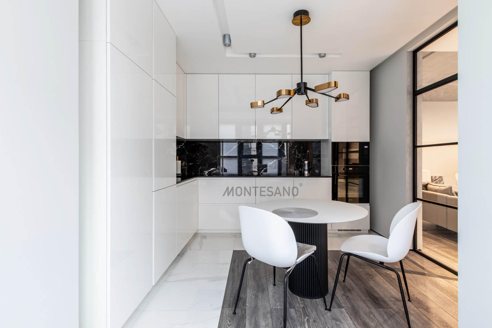 Белый глянец с черной столешницей