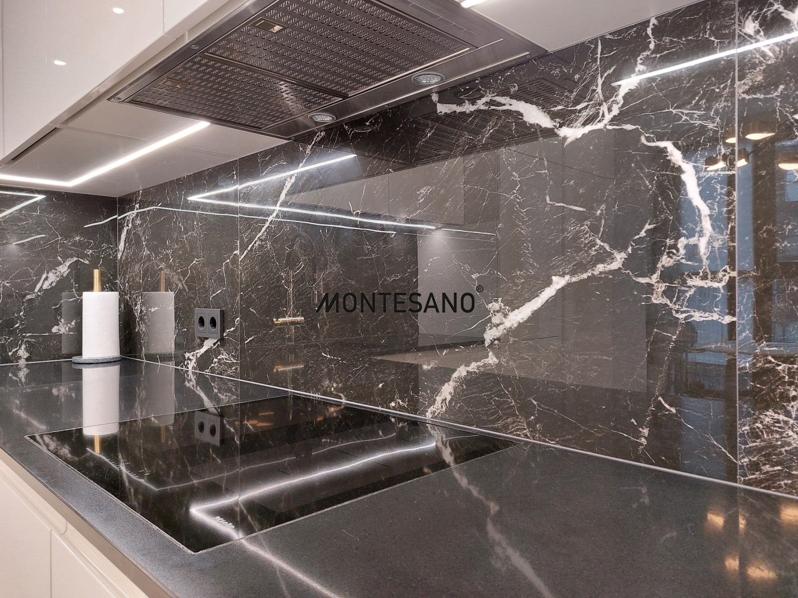 Белый глянец с черной столешницей