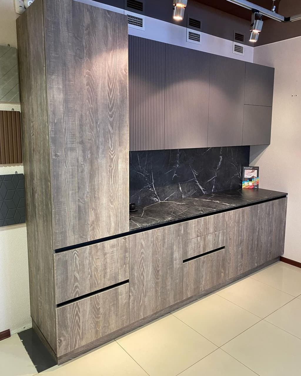 Серая прямая кухня с фасадами в полоску и древесными фасадами из мдф