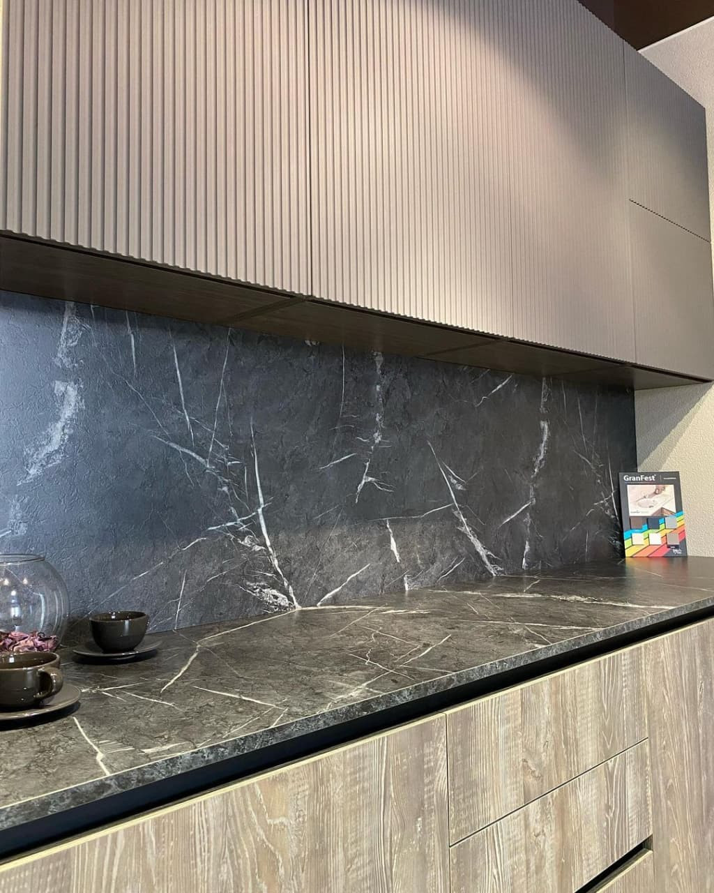 Серая прямая кухня с фасадами в полоску и древесными фасадами из мдф